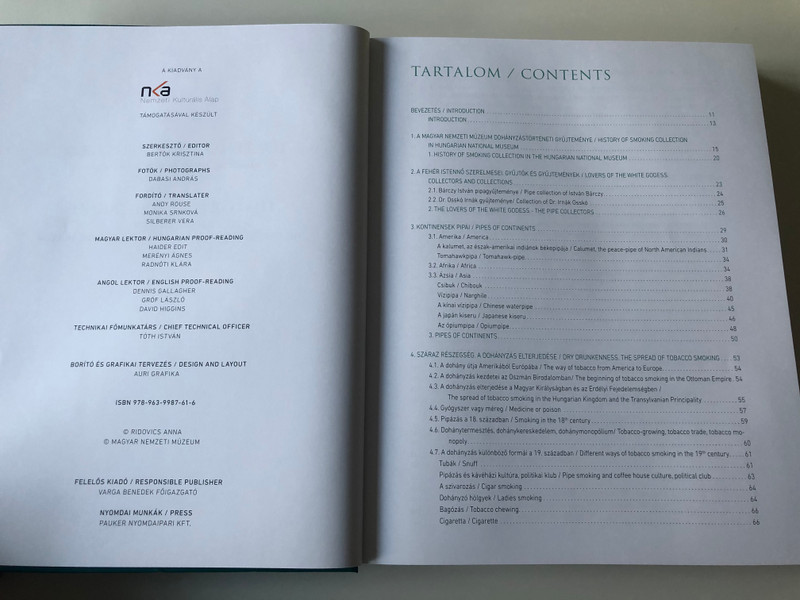 History in Pipe Smoke by Ridovics Anna / Történelem Pipafüstben / Selection from the Pipe collection of the Hungarian National Musem / Martin Opitz kiadó 2019 / Hungarian-English Bilingual Hardcover Book (9789639987616)