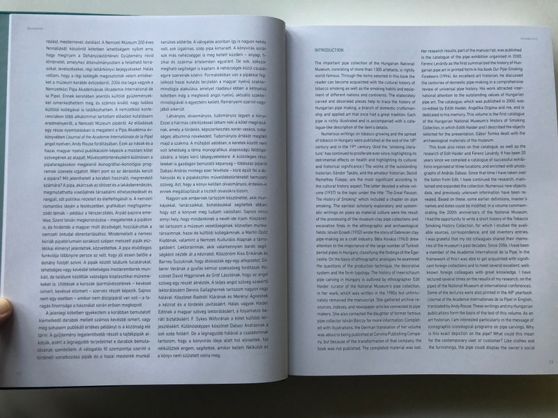 History in Pipe Smoke by Ridovics Anna / Történelem Pipafüstben / Selection from the Pipe collection of the Hungarian National Musem / Martin Opitz kiadó 2019 / Hungarian-English Bilingual Hardcover Book (9789639987616)