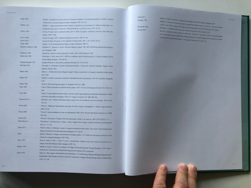 History in Pipe Smoke by Ridovics Anna / Történelem Pipafüstben / Selection from the Pipe collection of the Hungarian National Musem / Martin Opitz kiadó 2019 / Hungarian-English Bilingual Hardcover Book (9789639987616)