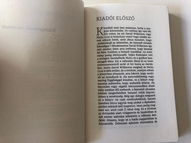 Kés és Kereszt by David Wilkerson / Hungarian Edition of The Cross and the Switchblade / Magyar Pünkösdi Egyház - World Challenge / Paperback 2020 (9786158017060)