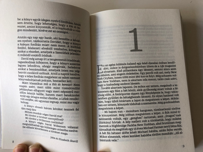 Kés és Kereszt by David Wilkerson / Hungarian Edition of The Cross and the Switchblade / Magyar Pünkösdi Egyház - World Challenge / Paperback 2020 (9786158017060)