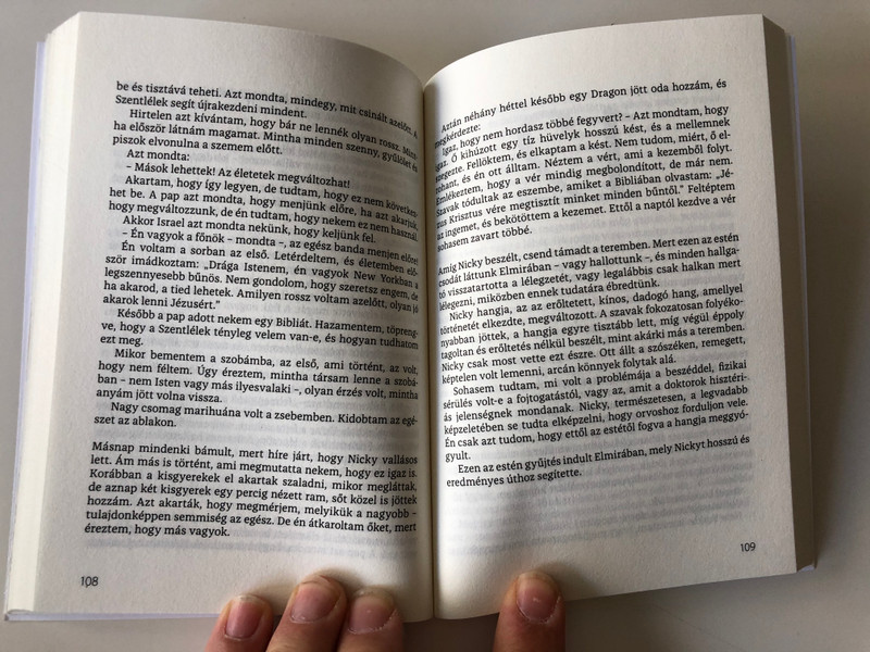 Kés és Kereszt by David Wilkerson / Hungarian Edition of The Cross and the Switchblade / Magyar Pünkösdi Egyház - World Challenge / Paperback 2020 (9786158017060)