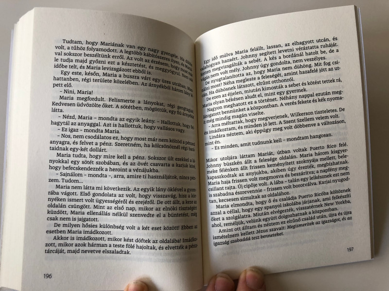 Kés és Kereszt by David Wilkerson / Hungarian Edition of The Cross and the Switchblade / Magyar Pünkösdi Egyház - World Challenge / Paperback 2020 (9786158017060)