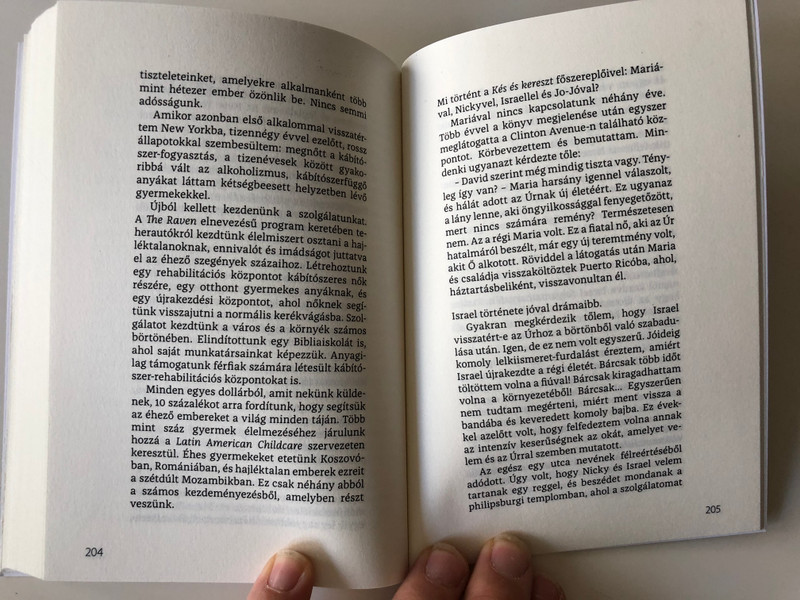 Kés és Kereszt by David Wilkerson / Hungarian Edition of The Cross and the Switchblade / Magyar Pünkösdi Egyház - World Challenge / Paperback 2020 (9786158017060)