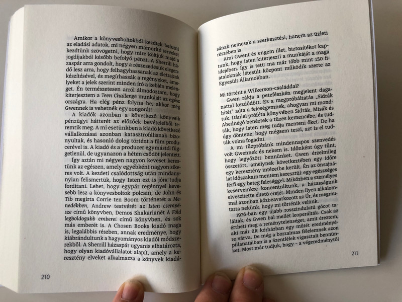Kés és Kereszt by David Wilkerson / Hungarian Edition of The Cross and the Switchblade / Magyar Pünkösdi Egyház - World Challenge / Paperback 2020 (9786158017060)
