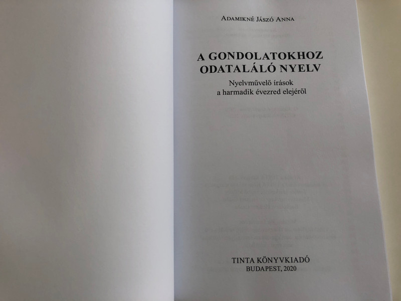 A gondolatokhoz odataláló nyelv by Adamikné Jászó Anna / Nyelvművelő írások a harmadik évezred elejéről / Tinta könyvkiadó 2020 / Paperback / Az Ékesszólás Kiskönyvtára 71. / Hungarian Linguistic writings from the beginning of the third millennium (9789634092513)