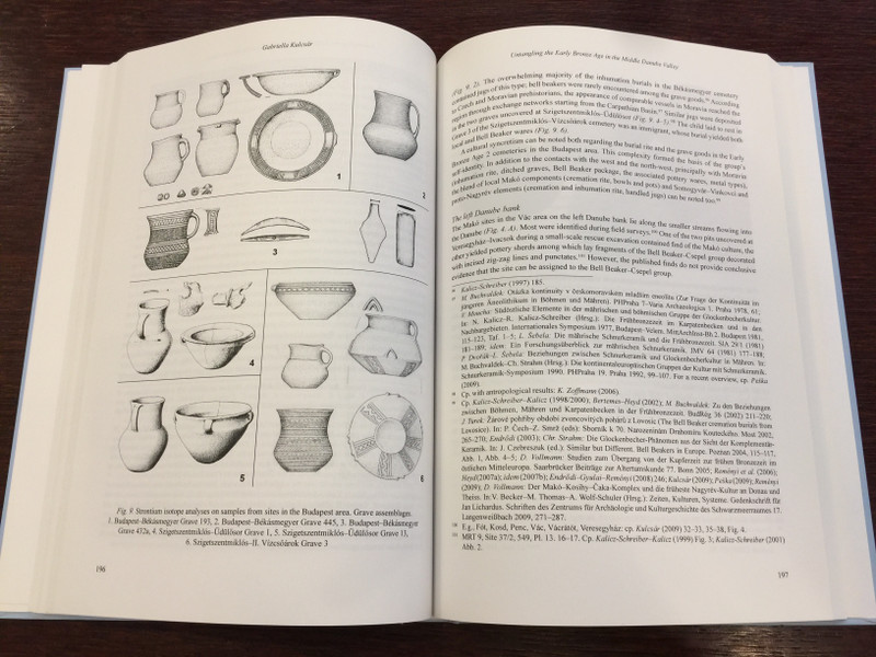 Ten thousand years along the Middle Danube by Gyöngyi Kovács, Gabriella Kulcsár / Life and Early Communities from Prehistory to History / Varia Archaeologica Hungarica / Archaeolingua 2011 (9789639911260)