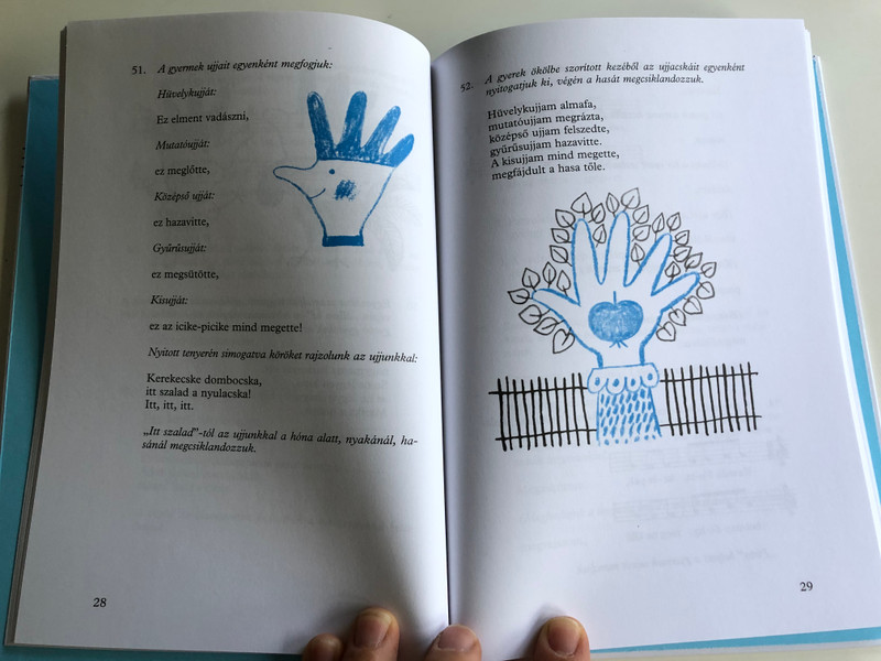 Jár a baba jár by Forrai Katalin / Illustrated by Reich Károly rajzaival / 5. Kiadás - 5th Edition / Kodály Zoltán Zenei Műveivel / CLASSIC HUNGARIAN LANGUAGE RHYME BOOK FOR CHILDREN (9789631198942)
