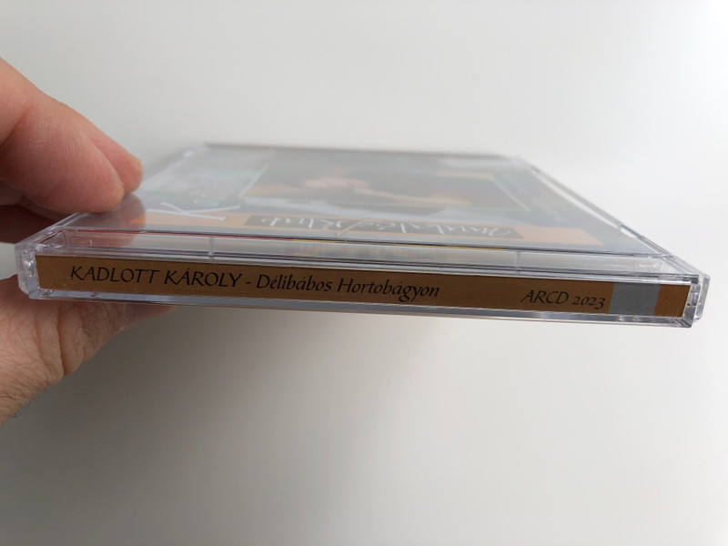 Kadlott Károly ‎– Délibábos Hortobágyon / Sárga rézből van, Ezekkel a soförökkel, Kukorica tök, Elment a Lidi néni, Jóska, levelet hozott a..., Zsiga te, Hajnal óta Tart A Szüret, Mulassunk egy jót / Mulatós Klub / Membran Intenational GmbH ‎Audio CD / ARCD 2023