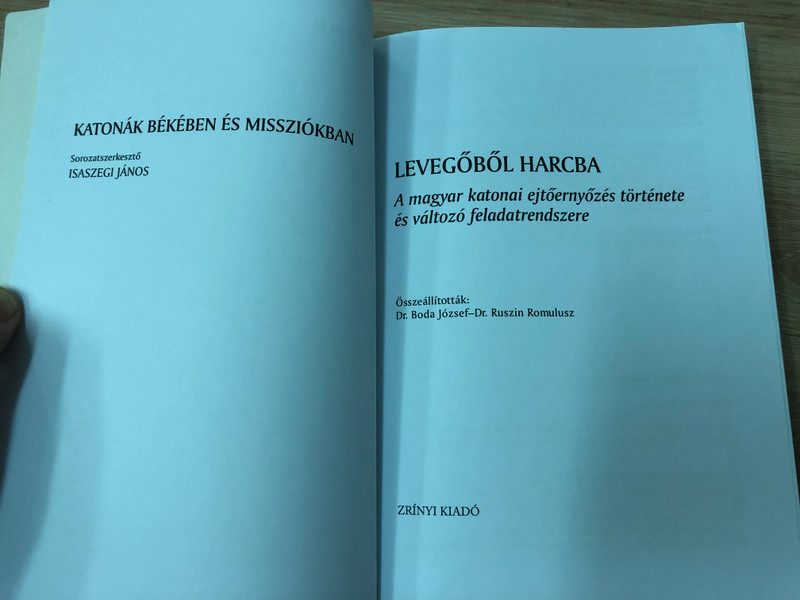 Levegőből harcba - A magyar katonai ejtőernyőzés története és változó feladatrendszere by Dr. Boda József, Dr. Ruszin Romulusz / HM Zrínyi Kiadó 2015 / Paperback / The history of Hungarian military parachuting (9789633275368)