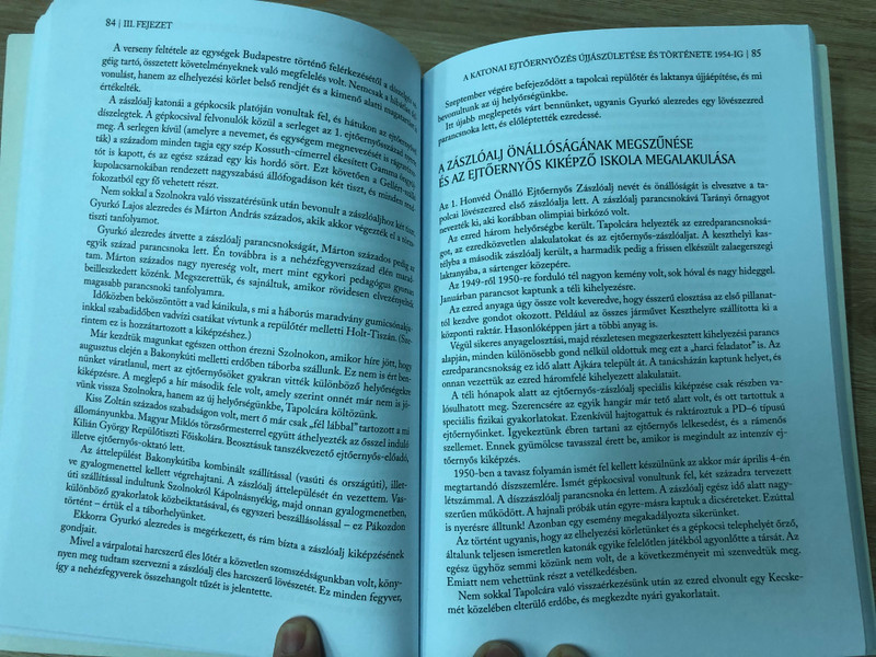 Levegőből harcba - A magyar katonai ejtőernyőzés története és változó feladatrendszere by Dr. Boda József, Dr. Ruszin Romulusz / HM Zrínyi Kiadó 2015 / Paperback / The history of Hungarian military parachuting (9789633275368)