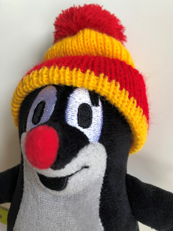 Krtek 12 cm with cap (red & yellow) Krtek 12 cm s kulichem červená se žlutou - Maulwurf und Freunde / Kisvakond és barátai - Sapkás kisvakond (piros - sárga) / Krteček / Age 0+ / česká plyšová hračka / Little Mole with cap (8590121497077)