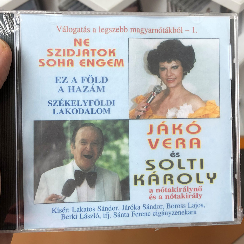 Valogatas a legszebb magyarnotakbol - 1. / Ne Szidjatok Soha Engem - Ez A Fold A Hazam, Szekelyfoldi Lakodalom / Jako Vera es Solti Karoly a notakiralyno es a notakiraly / Kiser: Lakatos Sandor, Jaroka Sandor, Boross Lajos / Audio CD Stereo / 01/98/60p