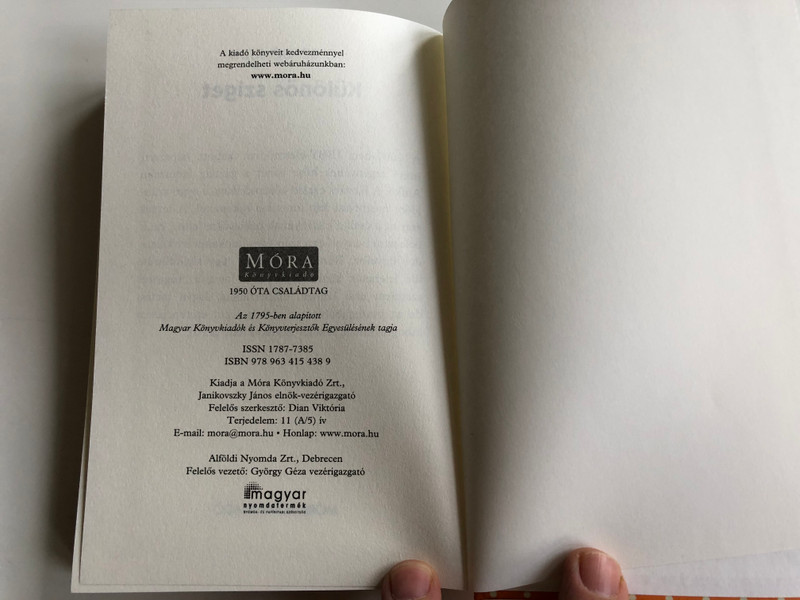 A macskát visszafelé simogatják by G. Szabó Judit / Pöttyös könyvek / Móra Könyvkiadó 2016 / Hardcover (9789634154389) 