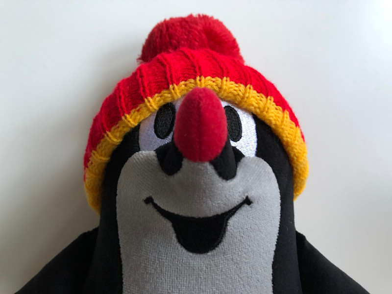 Little Mole 25 cm with red-yellow cap - Krtek 25 cm s kulichem červ.-žl- Maulwurf mütze rot-gelb / Kisvakond - Sapkás piros-sárga / Krteček / Age 0+ / česká plyšová hračka / 47906H (8590121501583)