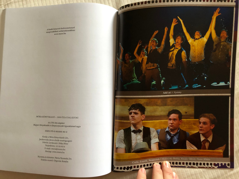 A Pál utcai fiúk - A zenés játék dalai by Dés László - Geszti Péter / The Paul Street Boys - the Musical songs - Musical notes with photos / Kottafüzet az előadás fotóival / Móra könyvkiadó 2017 - Móra Music / Paperback (9790801666802)