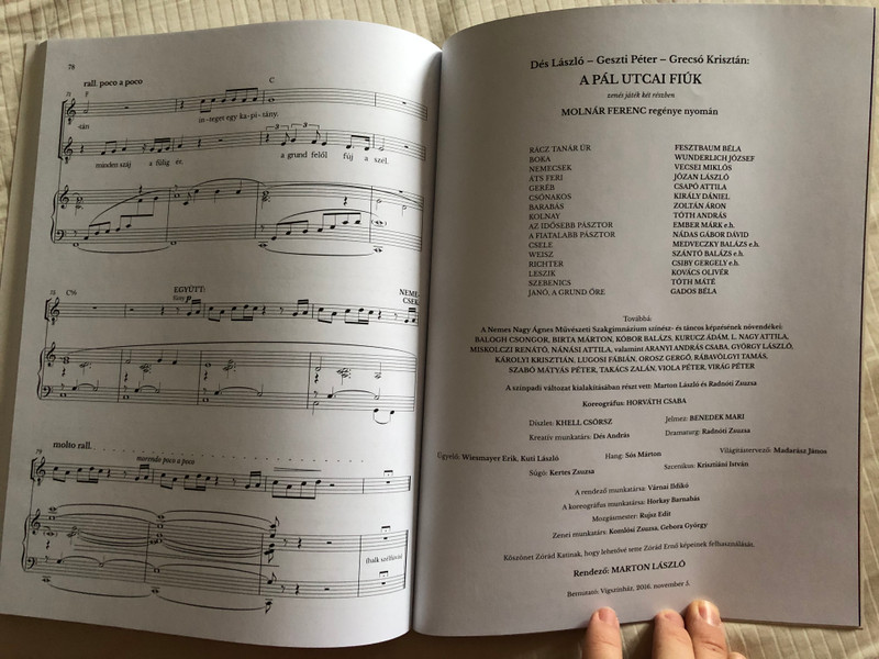 A Pál utcai fiúk - A zenés játék dalai by Dés László - Geszti Péter / The Paul Street Boys - the Musical songs - Musical notes with photos / Kottafüzet az előadás fotóival / Móra könyvkiadó 2017 - Móra Music / Paperback (9790801666802)