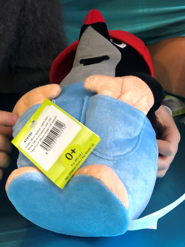 Plush Little mole 26cm in trousers and removable red cap / Krtek 26cm v kalhotkách, sundavací kšiltovkou červ. / Maulwurf 26cm Hose, abnehmbar rot Kappe / Kisvakond 26cm nadrágban és kivehető piros sapka / 47916F / Ages 0+ (8590121501712)