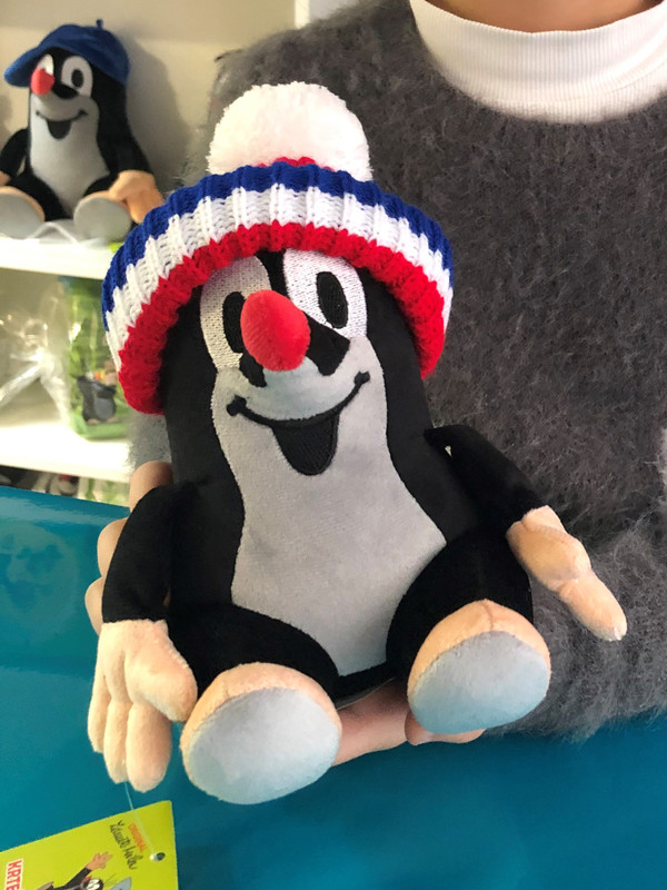 Krtek Little Mole 20cm sitting cap red / Krtek 20cm sedící červ.-tricolora kulich / Maulwurf 20cm mit Mütze rot / Kisvakond 20cm, ülő, piros trikolór téli sapka / 48902J / Ages 0+ (8590121505048)