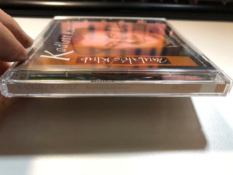 Kadlott Károly – Aranylakodalmas / Mulatós Klub / En vagyok a falu rossza, Ennek A Kislánynak, Megüzente A Babám, A Mexikói Serif, Ördög Bújt A Vonóba / Aréna Holding Audio CD 2003 / ARCD 2024