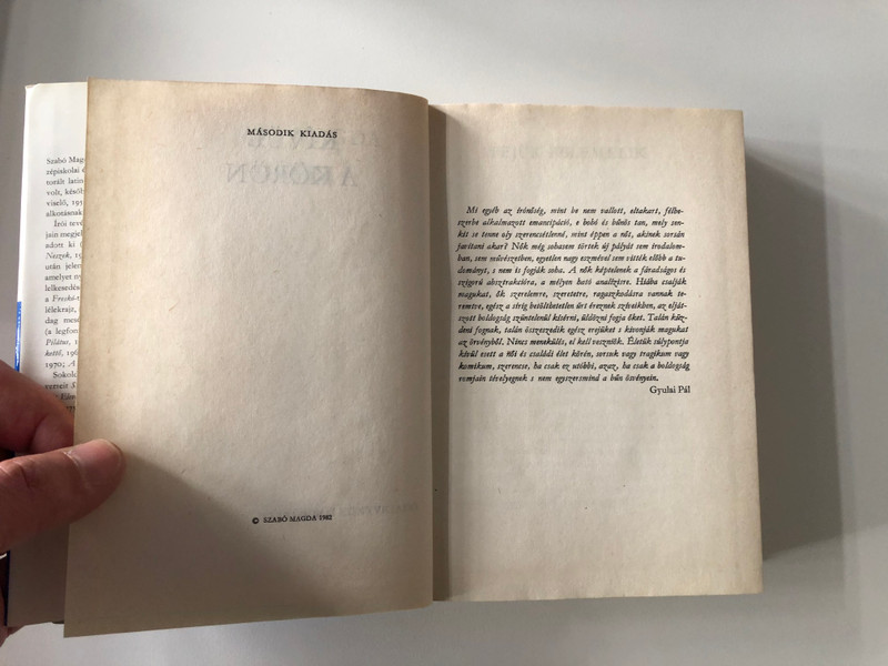 Kívül a körön by Szabó Magda - Hungarian essays / Szépirodalmi könyvkiadó 1982 / Hardcover (9631520765)