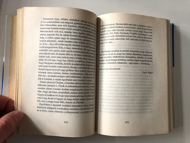 Kívül a körön by Szabó Magda - Hungarian essays / Szépirodalmi könyvkiadó 1982 / Hardcover (9631520765)