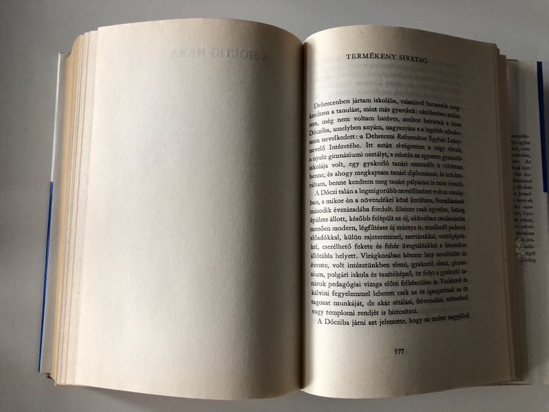 Kívül a körön by Szabó Magda - Hungarian essays / Szépirodalmi könyvkiadó 1982 / Hardcover (9631520765)