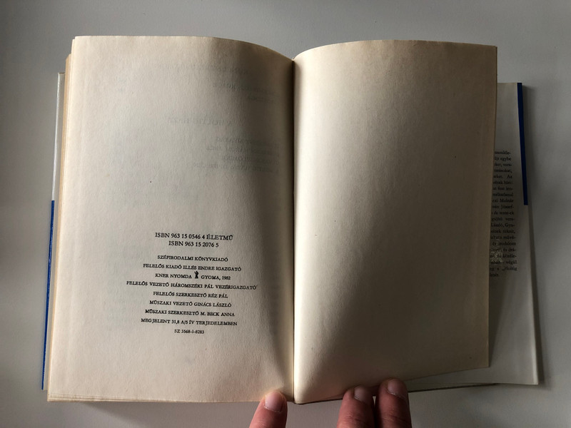 Kívül a körön by Szabó Magda - Hungarian essays / Szépirodalmi könyvkiadó 1982 / Hardcover (9631520765)