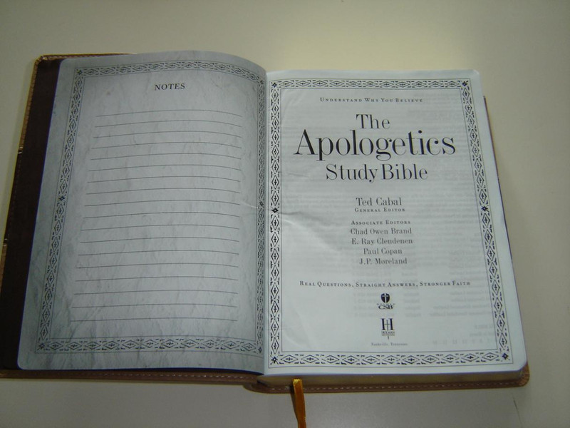 The Apologetics Study Bible (Apologetics Bible) / Real Questions. Straight Answers