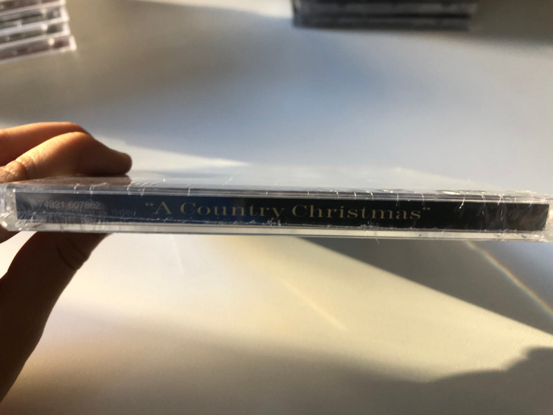 ''A Country Christmas'' - Featuring: Dolly Parton, Alabama, Jim Reeves and Willie Nelson / BMG Audio CD 1998 / 74321 607862
