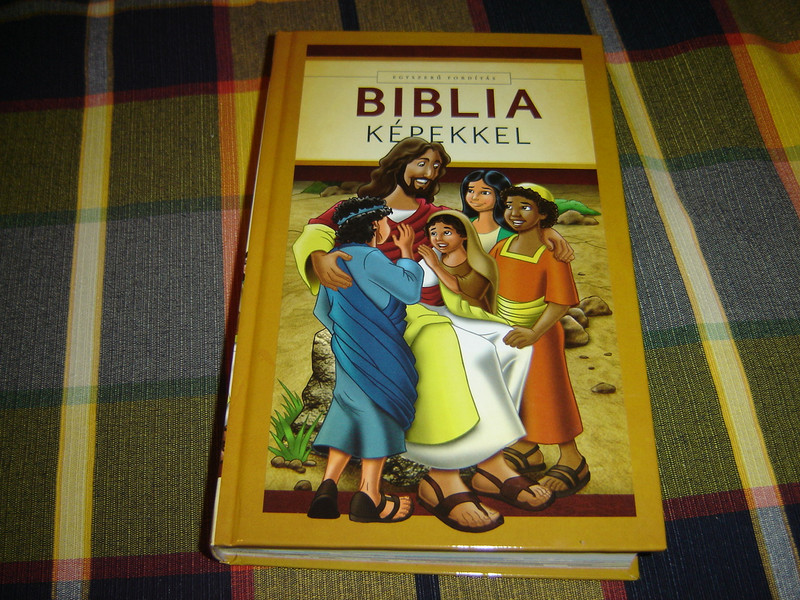 Hungarian Bible with 42 Colorful Pictures - New Easy to Read Translation