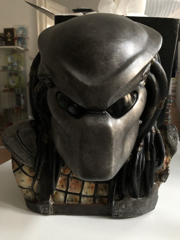 Predator Bust Head with 6 DVDs Box Set / Designed by Sideshow Collectables / Size: 13.5 inches (5996255722604) 