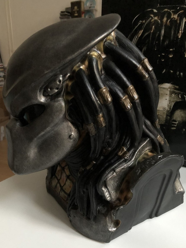Predator Bust Head with 6 DVDs Box Set / Designed by Sideshow Collectables / Size: 13.5 inches (5996255722604) 