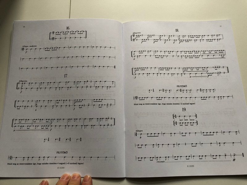 Balázs Oszkár, Zempléni László Rhythm Exercises  (Snare drum tutor)  Editio Musica Budapest Zeneműkiadó  1982  Balázs Oszkár, Zempléni László Ritmusgyakorlatok kezdőknek  (Kisdobiskola) (9790080122532)