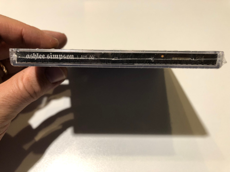 Ashlee Simpson – I Am Me / Includes: ''Didn't Steal Your) Boyfriend'', ''Catch Me When I Fall'' and ''L.O.V.E.'' / Geffen Records Audio CD 2005 / 0602498865897
