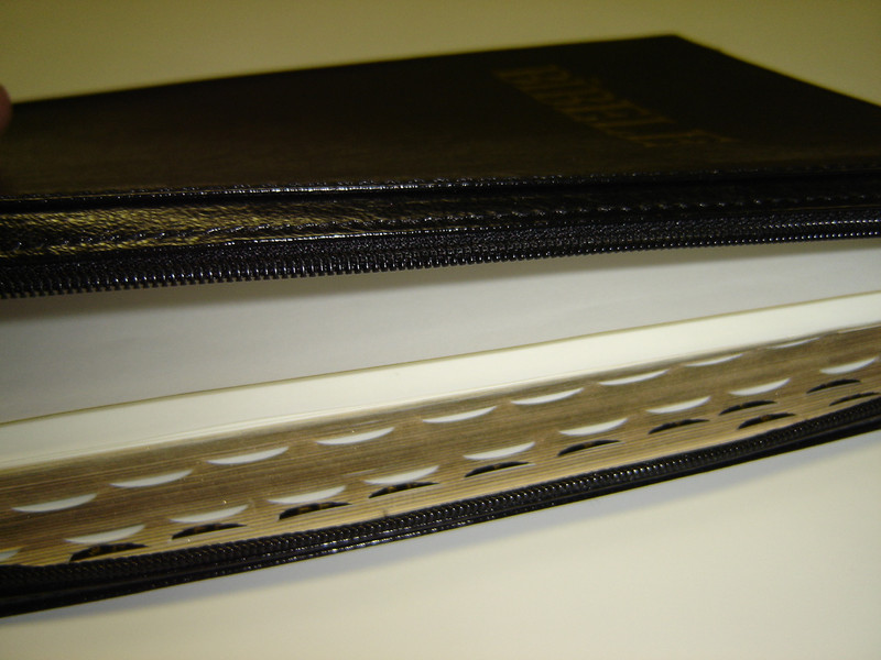 Latvian Bible Black Leather Bound with Golden Edges, Zipper, and Thumb Index 074ZTIFIB