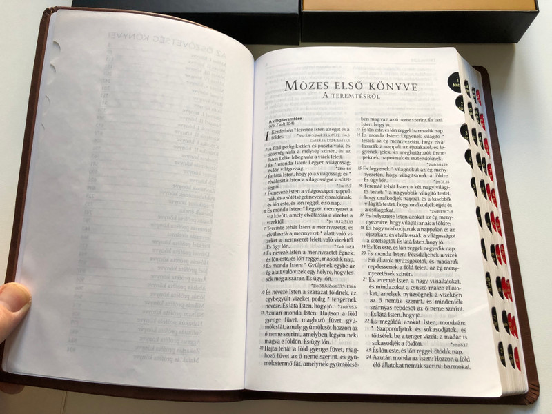 Szent Biblia / Hungarian Holy Bible with words of Jesus in RED / Genuine Leather bound Brown Cover, Goltmos Reden edges, 2 bookmark ribbons, Thumb Indexed / Bőrkötés, Barna színű / Jézus szavai piros kiemeléssel / Pacords 2020 9786155526619