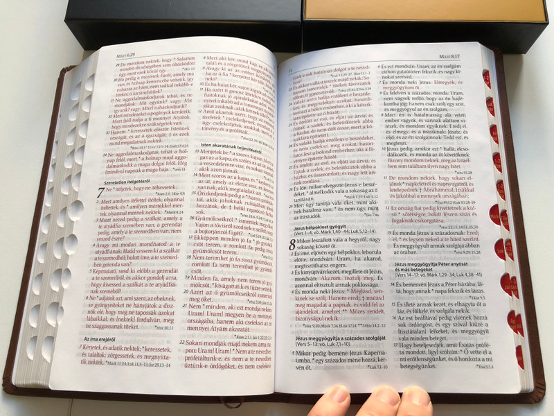 Szent Biblia / Hungarian Holy Bible with words of Jesus in RED / Genuine Leather bound Brown Cover, Goltmos Reden edges, 2 bookmark ribbons, Thumb Indexed / Bőrkötés, Barna színű / Jézus szavai piros kiemeléssel / Pacords 2020 9786155526619