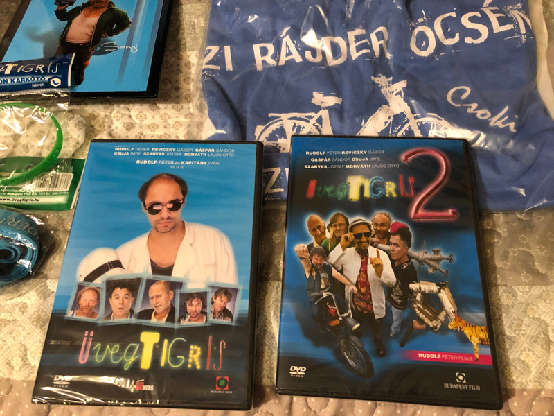 Üvegtigris 1-2. díszdoboz DVD Gift Box - Ajandekdobz - T-Shirt, Sapka, Karkoto, Telefontarto / Csuja Imre, Gáspár Sándor, Reviczky Gábor, Rudolf Péter (5999544259263)
