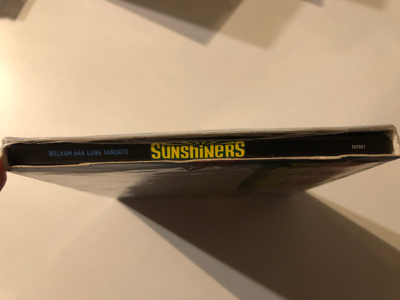 Sunshiners / La Reggae Made In Vanuatu! / 12 Standards Anglais Des 80's Revisites, inclus Modern Love, She Drives Me Crazy, Such A Shame, Every Kinda People... / Jive/Epic Audio CD 2006 / 82876788282
