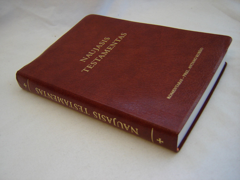 The New Testament in Lithuanian Language / Naujasis Testamentas / Kommentarai - Prel. Antano Rubsio