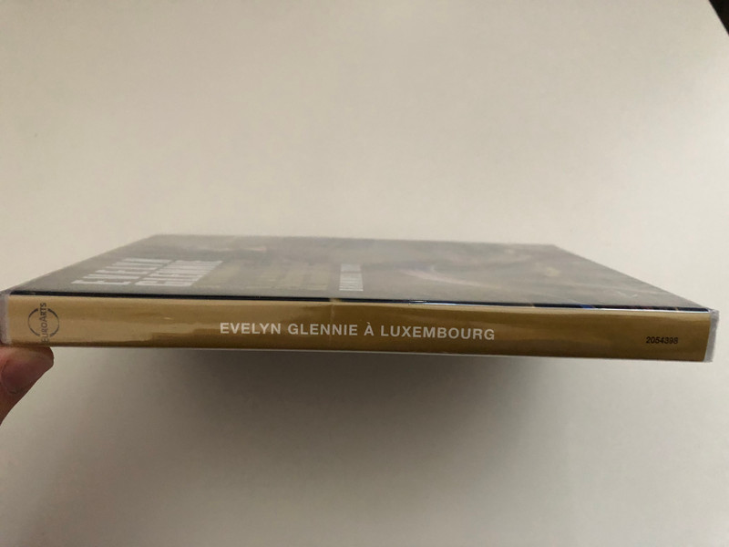 Evelyn Glennie a Luxembourg  BONUS ENCOUNTERING EVELYN GLENNIE  RECORDED LIVE AT THE GRAND THEATRE DE LA VILLE DE LUXEMBOURG, 15-17 SEPTEMBER 2004  A LUXEMBOURG, ORCHESTRE PHILHARMONIQUE DU LUXEMBOURG, BRAMWELL TOVEY  DVD (880242543981)