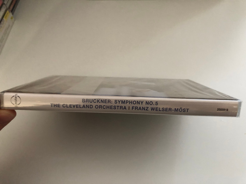 Anton Bruckner Symphony No.5  Bonus Franz Welser-Möst in Conversation  Th у Cleveland Orchestra  Recorded at the Stiftsbasilica St. Florian  Directed by Felix Breisach  produced by Herbert G. Kloiber  DVD (880242559180)