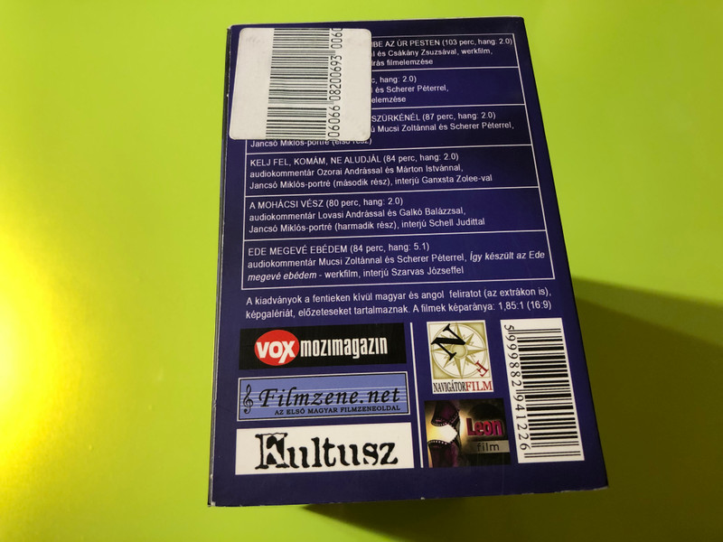 Kapa és Pepe gyűjtemény (6 DVD) / KAPA ÉS PEPE SOROZAT DÍSZDOBOZ / Nekem Lámpást Adott kezembe az Úr Pesten / Anyád! A Szúnyogok / Utolsó vacsora az Arabs szürkénél / Kelj fel komám ne aludjál / A Mohácsi vész / Ede Megevé Ebédem (5999882941226)