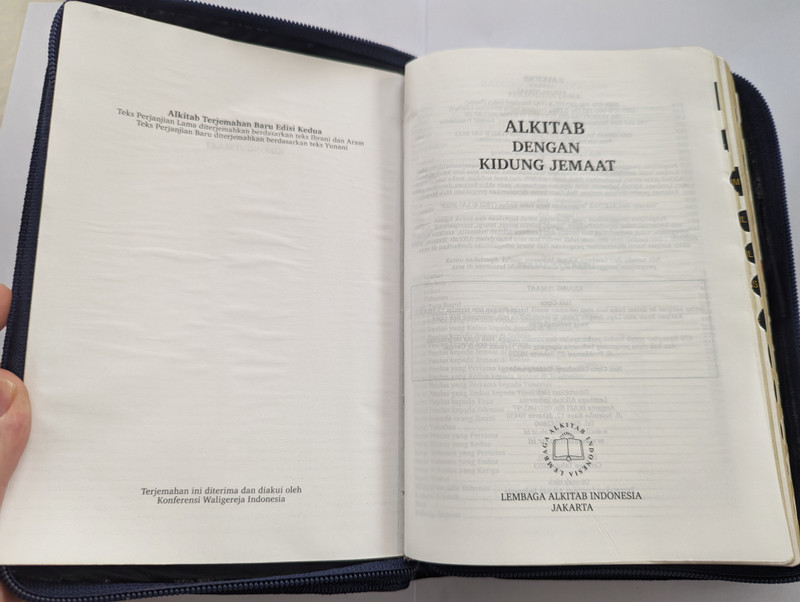 Indonesian Bible with Church Hymnal  ALKITAB - DENGAN KIDUNG JEMAAT  LEMBAGA ALKITAB INDONESIA JAKARTA  TB2 Standard Index Imitation Leather (9786022871965)