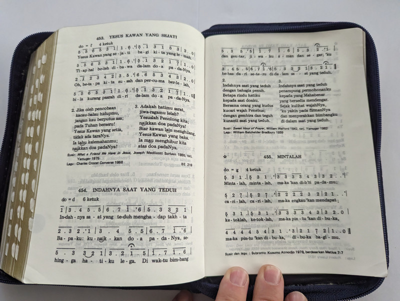 Indonesian Bible with Church Hymnal  ALKITAB - DENGAN KIDUNG JEMAAT  LEMBAGA ALKITAB INDONESIA JAKARTA  TB2 Standard Index Imitation Leather (9786022871965)