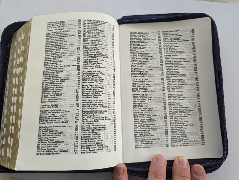 Indonesian Bible with Church Hymnal  ALKITAB - DENGAN KIDUNG JEMAAT  LEMBAGA ALKITAB INDONESIA JAKARTA  TB2 Standard Index Imitation Leather (9786022871965)