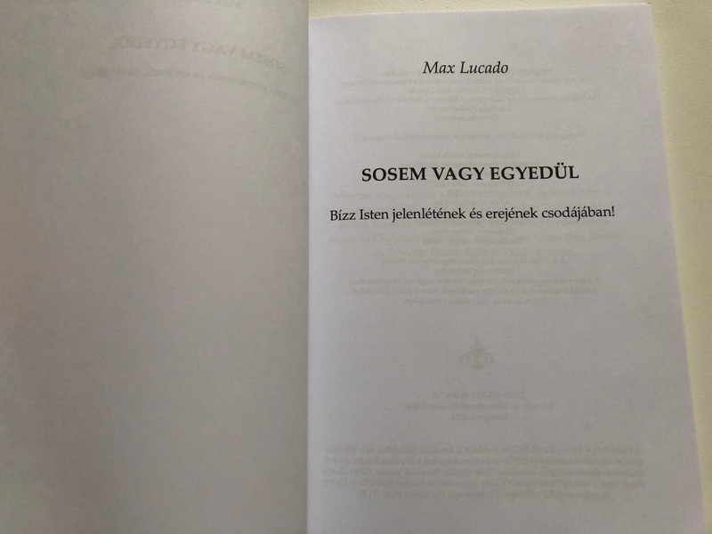 Max Lucado - Sosem Vagy Egyedül  Bízz Isten jelenlétének és erejének csodájában!  Paperback  Keresztyén Ismeretterjesztő Alapítvány 2021 (9786155446672)