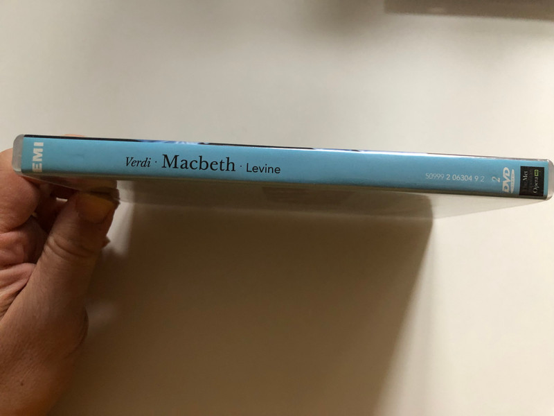 Verdi: Macbeth (The Metropolitan Opera HD Live Series) 2 DVD Set / Metropolitan Opera Orchestra, Chorus and Ballet / Conductor: James Levine / Chorus Master: Donald Palumbo / Bonus: Backstage at the Met with Peter Gelb, James Levine and others / DVD (5099920630492)