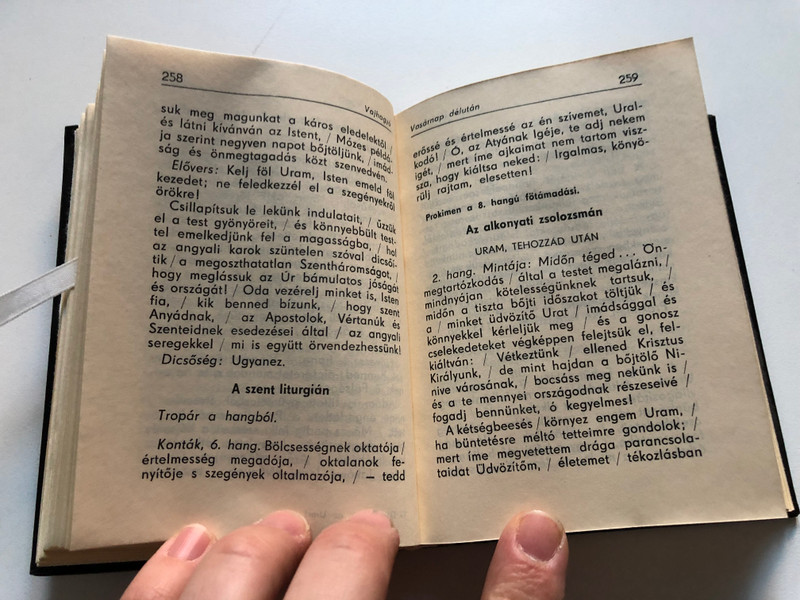 DICSÉRJÉTEK AZ URAT! - GÖRÖGSZERTARTÁSÚ KATOLIKUS ÉNEKESKÖNYV  VASÁR- ÉS ÜNNEPNAPI SZENT SZOLGÁLATOK ÉS ÉNEKEI  Budapest, 1984  Hardcover (9633604168)